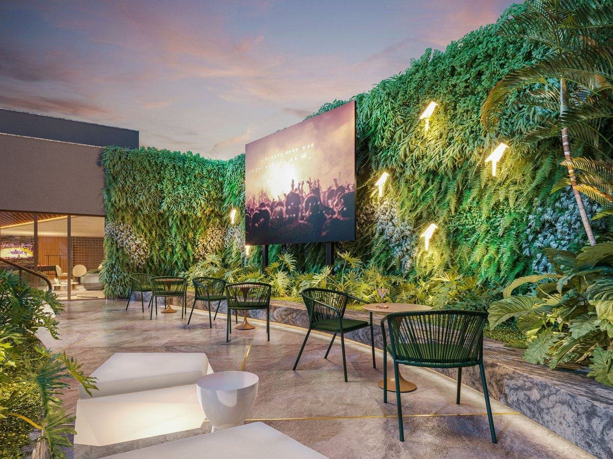 Cine open air, no jardim vertical do rooftop