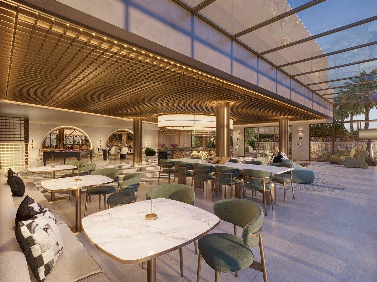 Lounge bar com bilhar e mesas, coberto por claraboia
