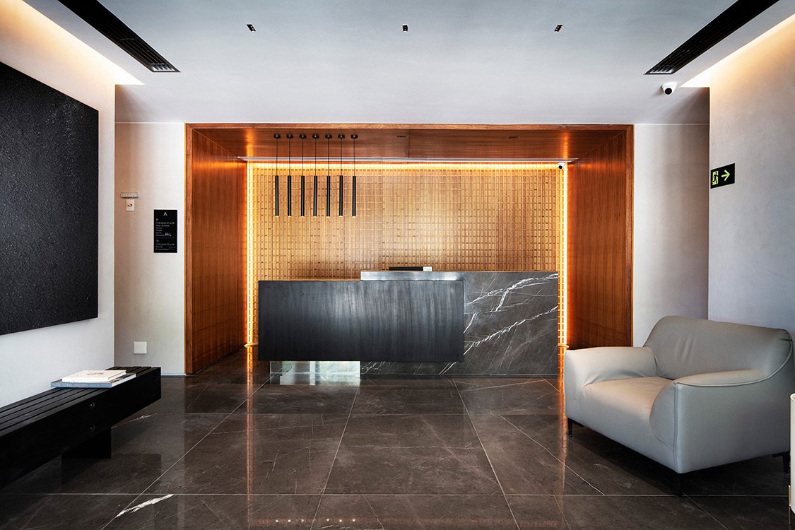 Lobby do OKA Residence Lagoa — fotografia do empreendimento.