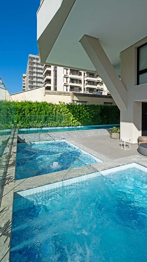 Piscina e spa do On The Sea — fotografia do empreendimento.